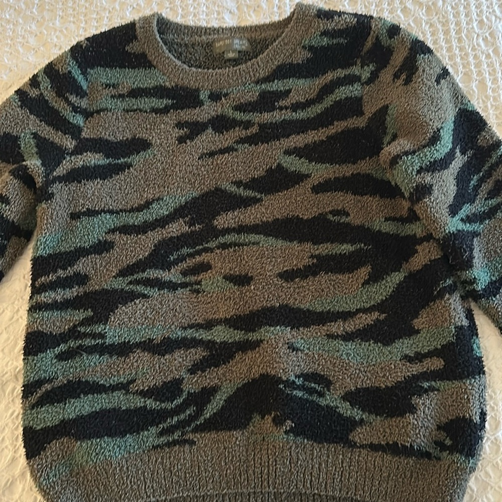 Barefoot dreams, camouflage print sweater